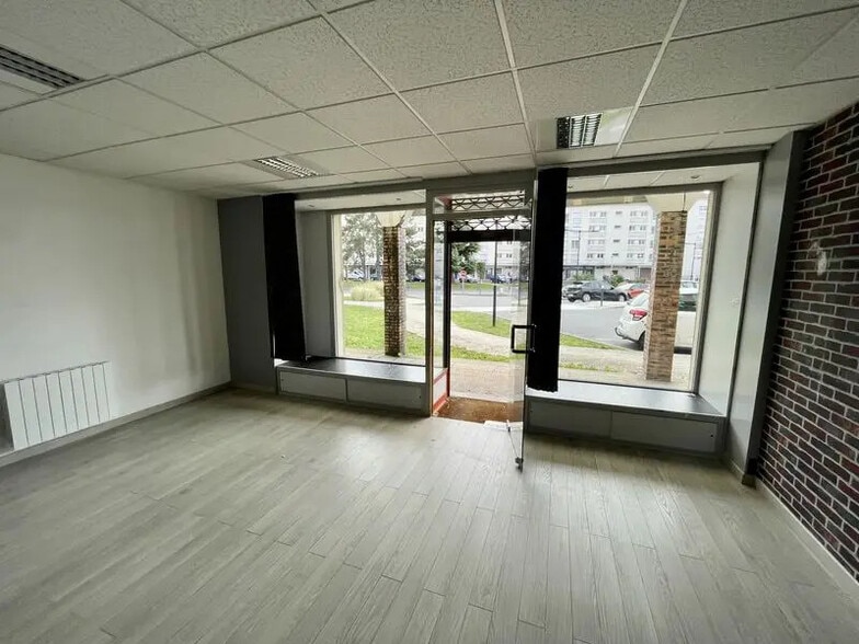 Retail in Petit-Couronne for lease - Interior Photo - Image 2 of 14