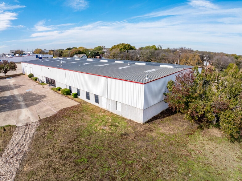 300 Industrial Blvd, Mansfield, TX for lease - Building Photo - Image 2 of 9