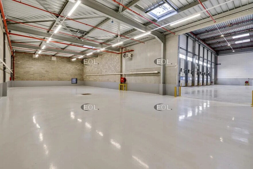 Industrial in Servon for lease - Building Photo - Image 2 of 8