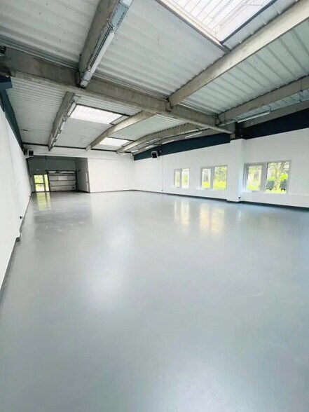 Flex in Trappes for lease - Interior Photo - Image 3 of 11