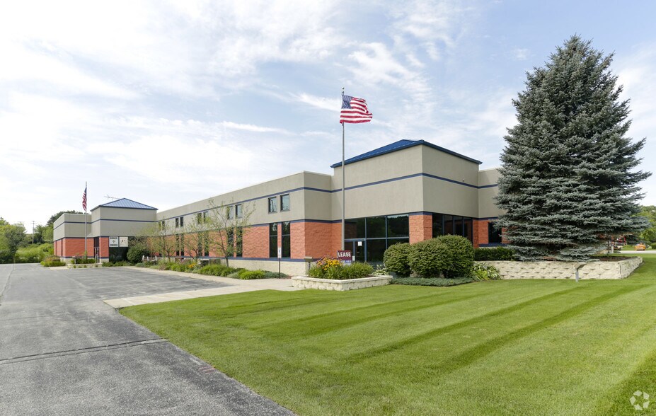 3558-3562 Hillside Dr, Delafield, WI for sale - Primary Photo - Image 1 of 1