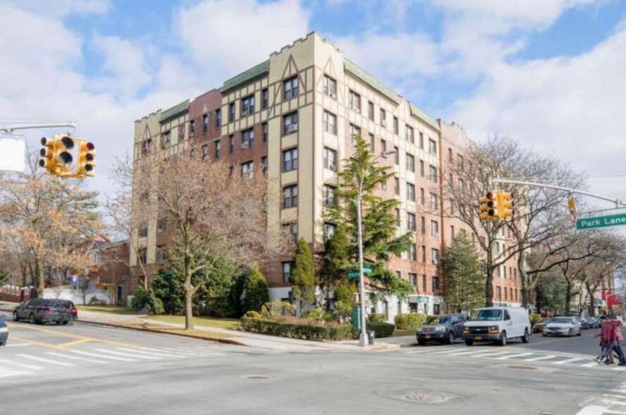 115-25 Metropolitan Ave, Kew Gardens, NY for lease - Primary Photo - Image 1 of 6