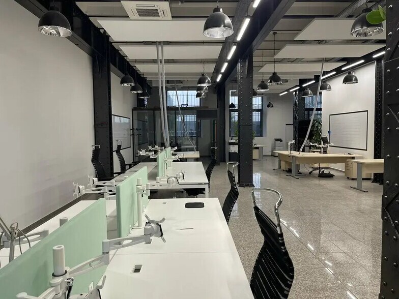 Flex in Marseille for lease - Interior Photo - Image 2 of 12