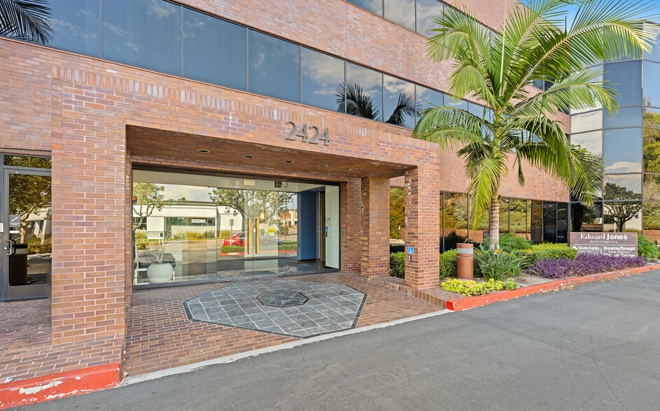 2424 Vista Way, Oceanside, CA for lease - Building Photo - Image 3 of 9