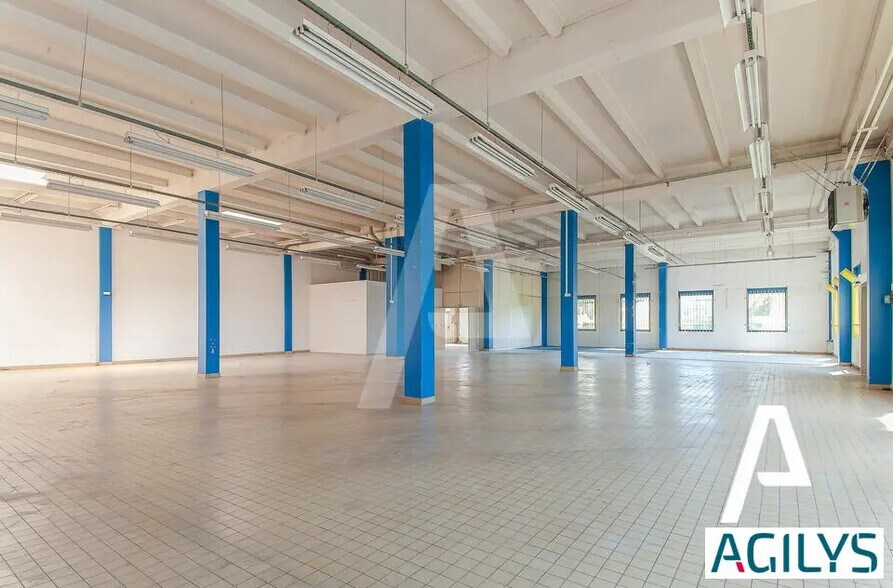Flex in Villebon-sur-Yvette for lease - Interior Photo - Image 1 of 6