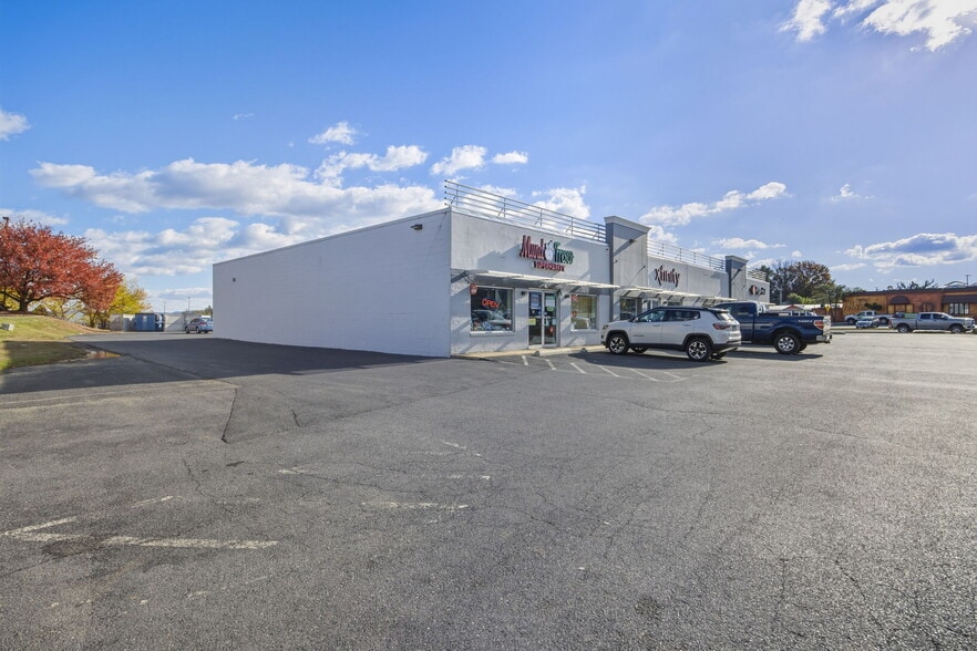 1550 E Market St, Harrisonburg, VA for lease - Building Photo - Image 3 of 24