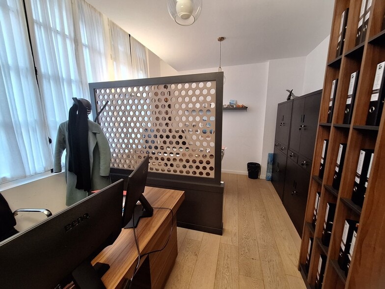 Office in Bordeaux for lease - Building Photo - Image 2 of 8