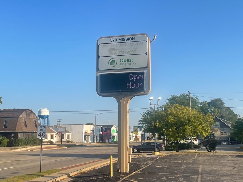 520 N Mission St, Mount Pleasant, MI for sale - Building Photo - Image 2 of 11