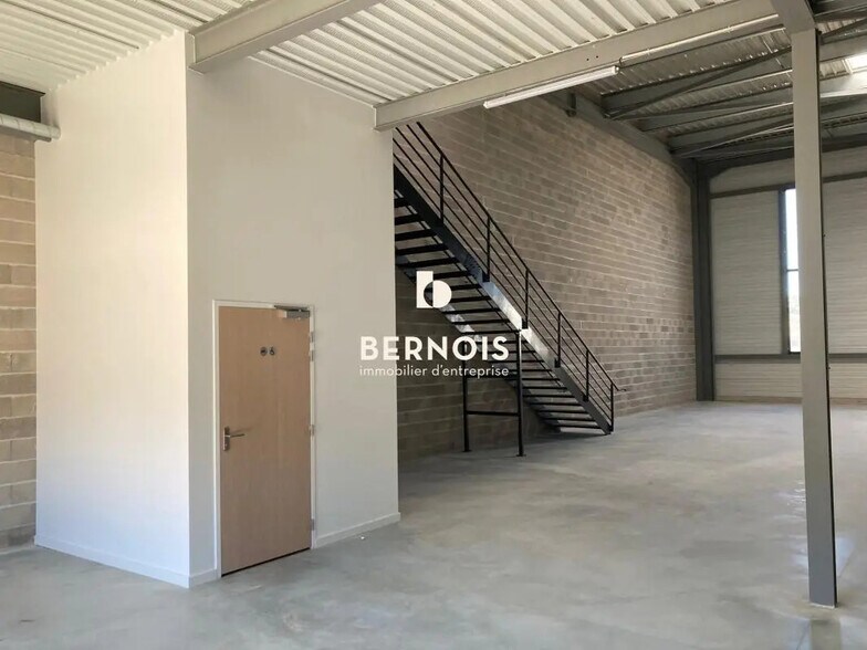 274 Avenue De Bruxelles, La Seyne-sur-Mer for lease - Interior Photo - Image 2 of 7