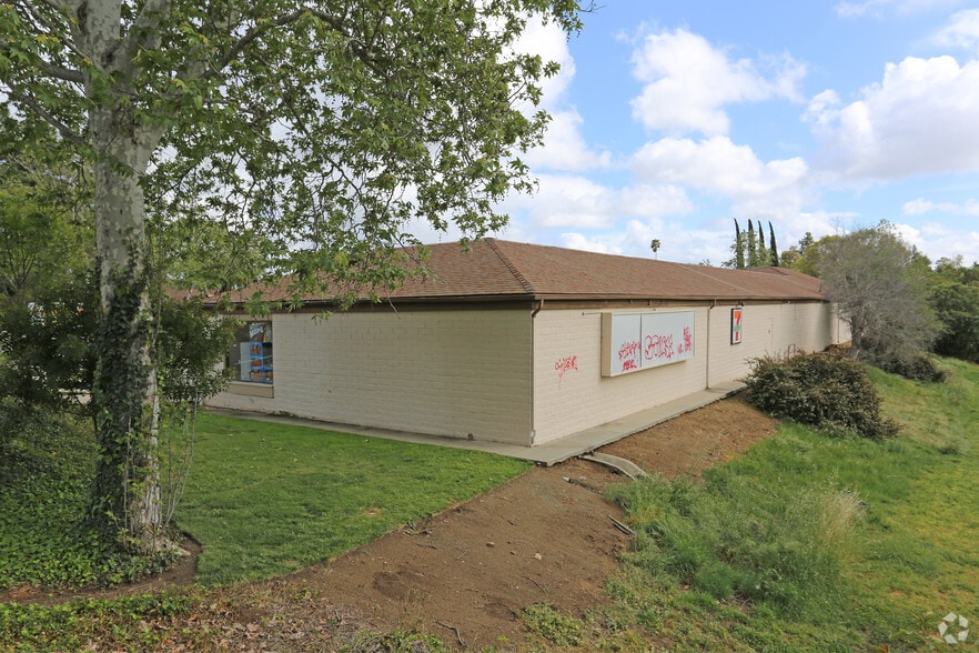 555 W Country Club Ln, Escondido, CA for lease - Building Photo - Image 3 of 3