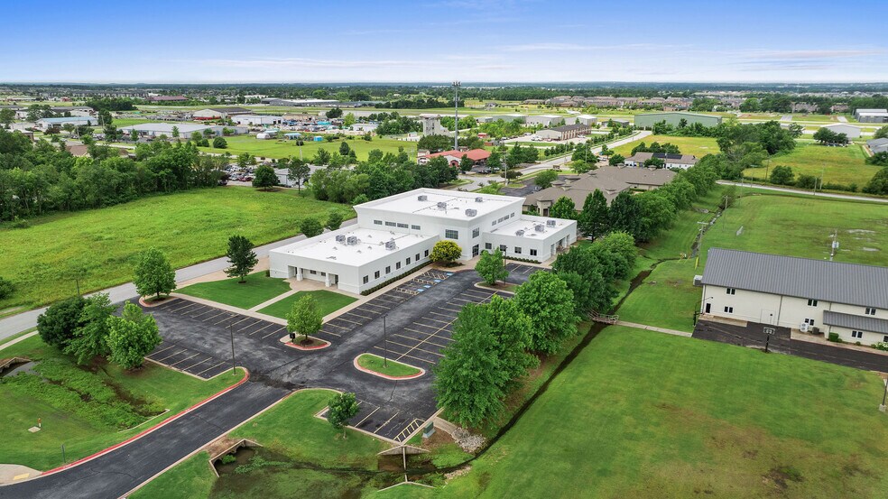 300 SW 24th St, Bentonville, AR for lease - Building Photo - Image 1 of 14