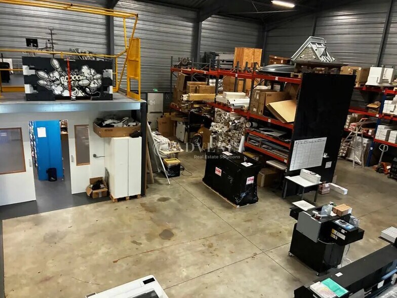 Flex in Montbazon for lease - Interior Photo - Image 1 of 5