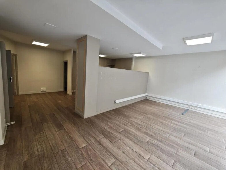 Retail in Lille for lease - Building Photo - Image 3 of 3