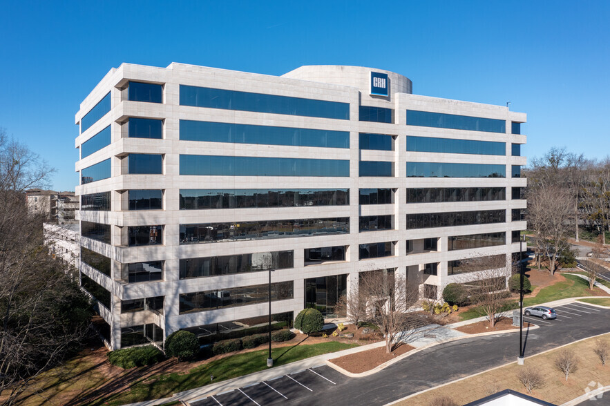 900 Ashwood Pky, Atlanta, GA for lease - Building Photo - Image 1 of 15