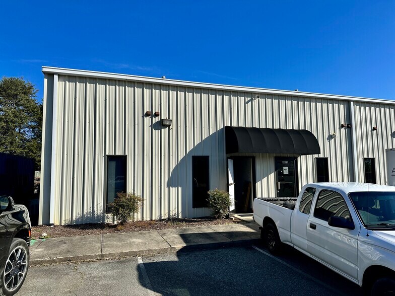 3672 Alamance Rd, Burlington, NC 27215