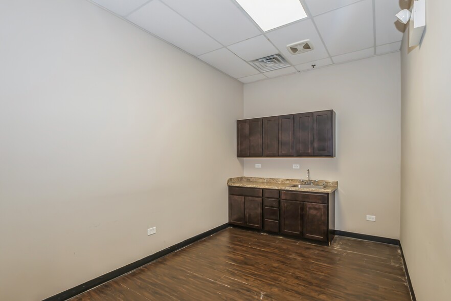 4815 W 95th St, Oak Lawn, IL for lease - Building Photo - Image 3 of 12