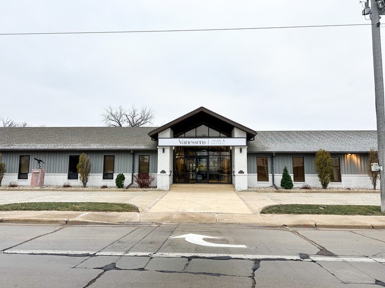 307 W 41st St, Sioux Falls, SD for lease - Building Photo - Image 1 of 7