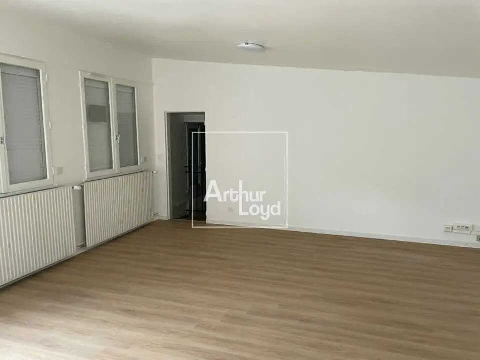 Office in Melun for sale Building Photo- Image 1 of 4