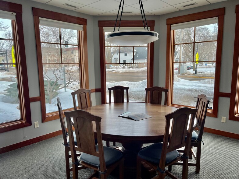 106 Broadway Ave S, Wayzata, MN for sale - Interior Photo - Image 3 of 15