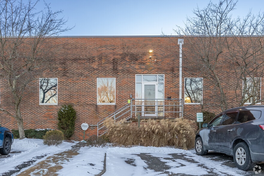 220 Commerce Dr, Montgomeryville, PA for sale - Building Photo - Image 2 of 5