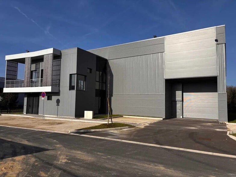Office in Chanteloup-en-Brie for lease - Building Photo - Image 1 of 11