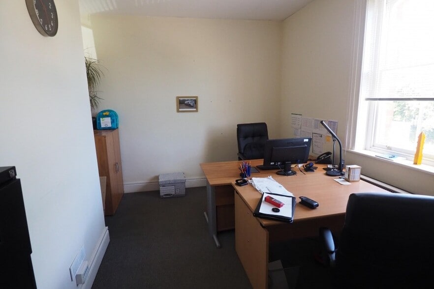 Mercers Rd, Warnham for sale - Interior Photo - Image 3 of 7