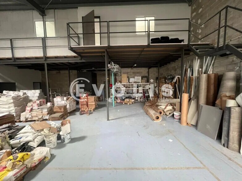 Flex in Saint-Pierre-du-Perray for lease - Interior Photo - Image 2 of 8