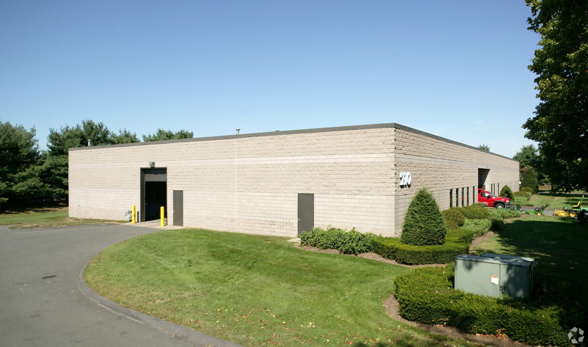 210 W Newberry Rd, Bloomfield, CT for lease Primary Photo- Image 1 of 3