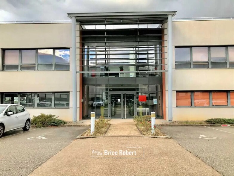 Office in Saint-Priest for lease - Building Photo - Image 3 of 38