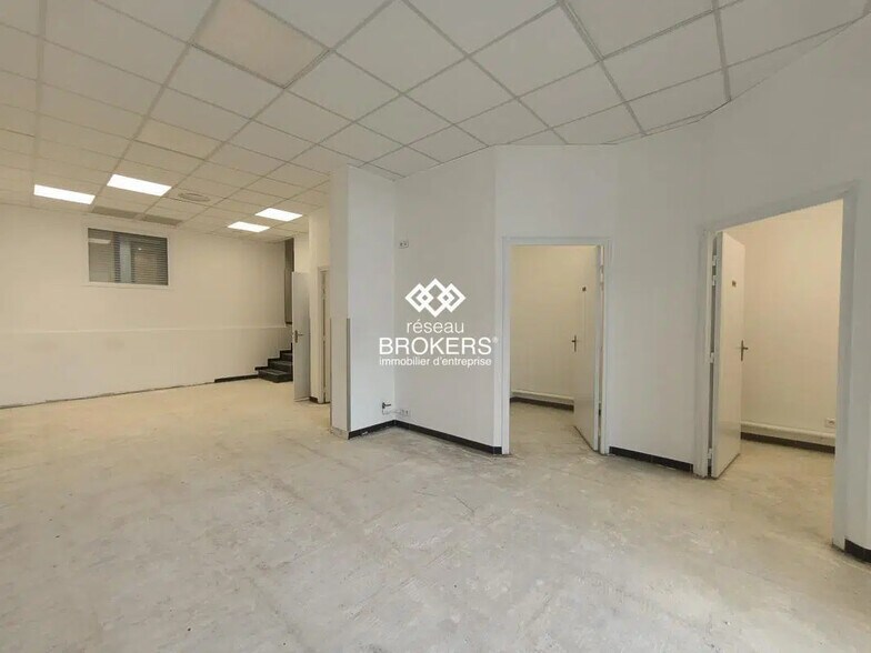 Retail in Quincy-sous-Sénart for lease - Interior Photo - Image 1 of 4