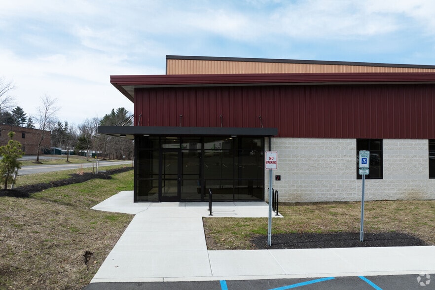42 Corporate Circle, Albany, NY for lease - Building Photo - Image 3 of 9