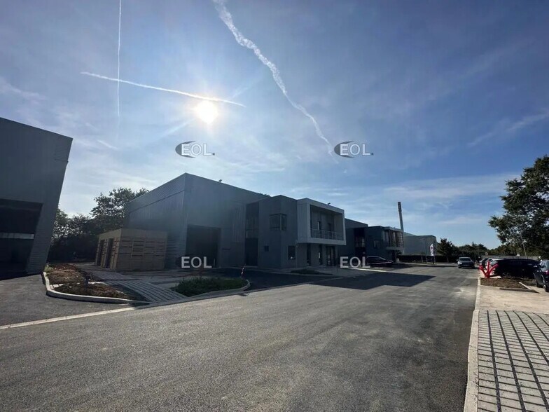 Flex in Chanteloup-en-Brie for lease - Building Photo - Image 3 of 9