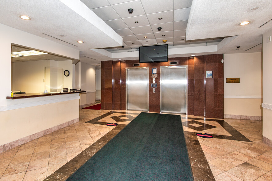 330 Main St, Hartford, CT for lease - Lobby - Image 2 of 4