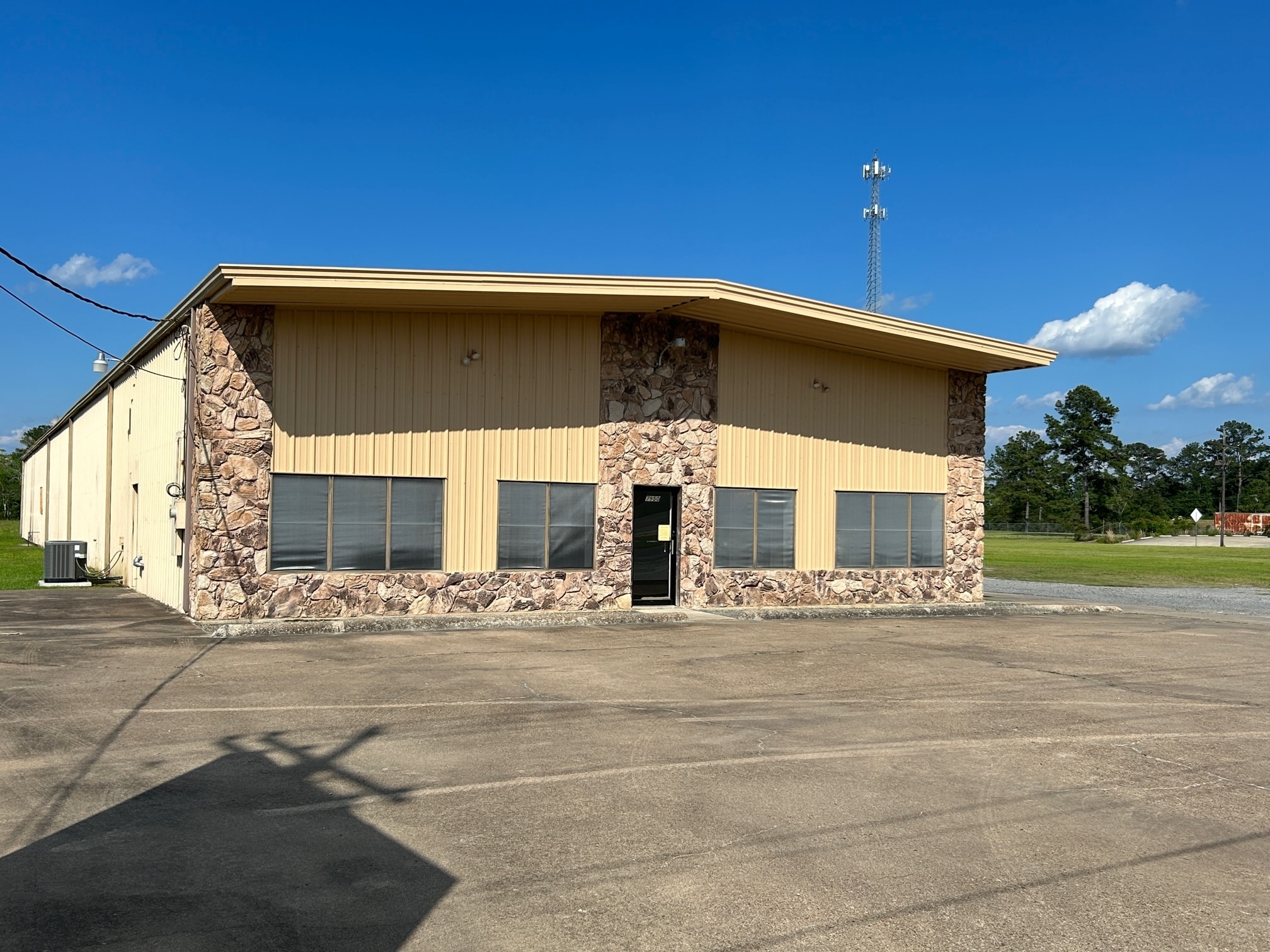 7950 Eastex Fwy, Beaumont, TX 77708 Hwy 69 N Office / Warehouse