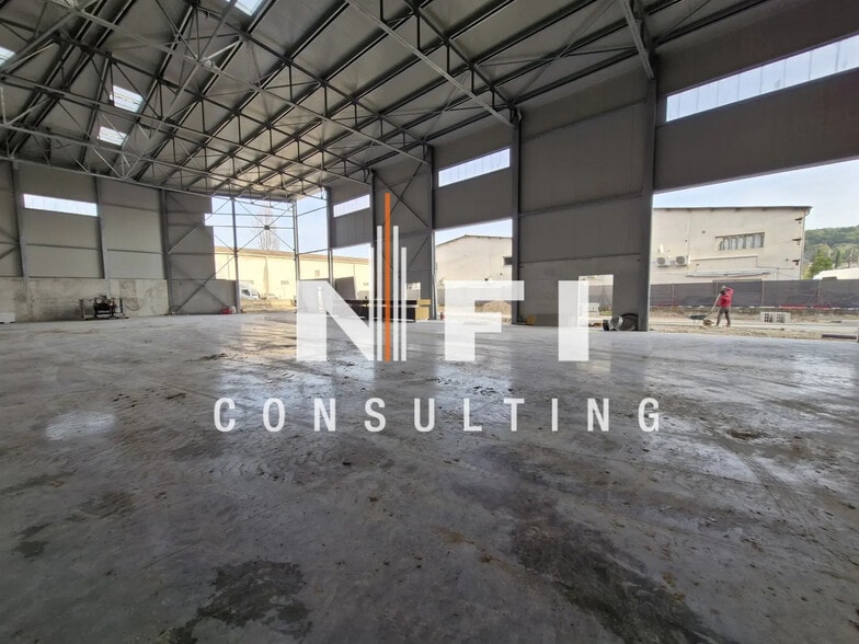 Flex in Mougins for lease - Interior Photo - Image 2 of 3