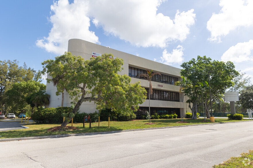 5849 Okeechobee Blvd, West Palm Beach, FL for lease - Primary Photo - Image 1 of 5
