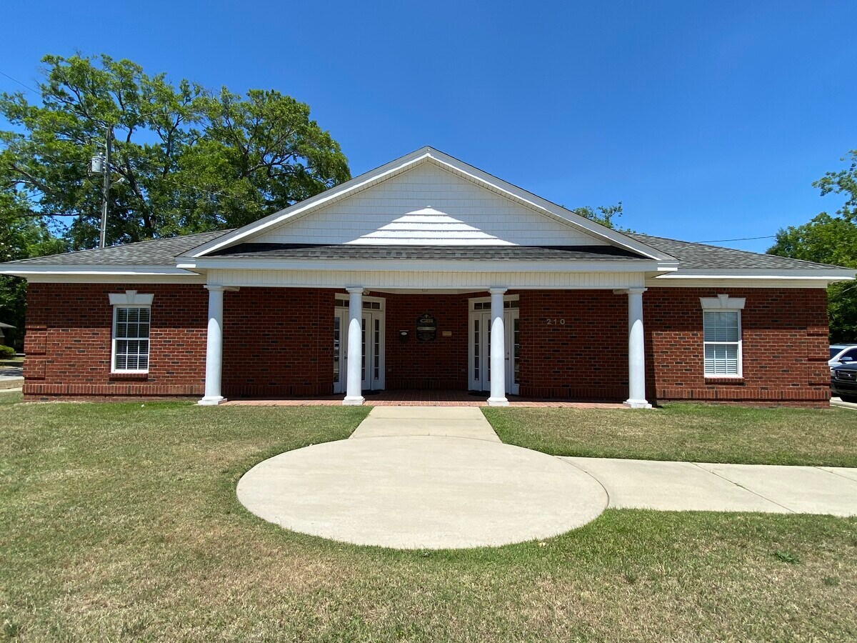 210 W Harrison St, Dillon, SC 29536