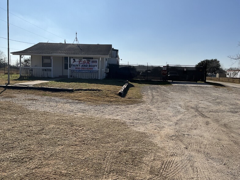 721 4th St, Floresville, TX for sale - Primary Photo - Image 1 of 1