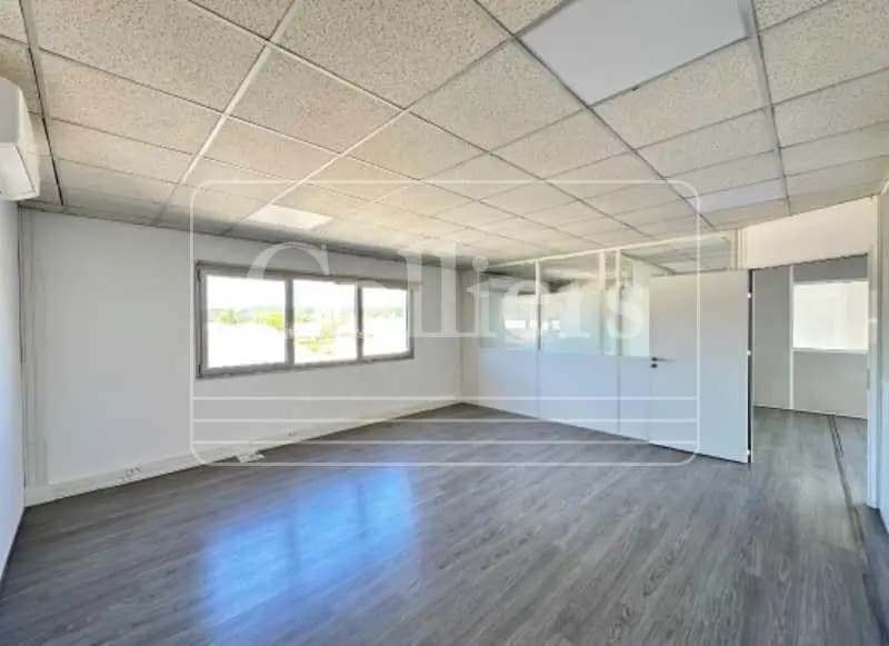 Office in Aubagne for lease - Interior Photo - Image 3 of 7