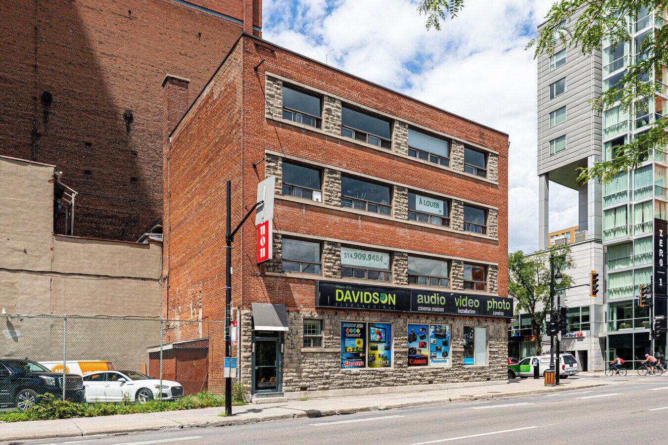 11521154 Boul SaintLaurent, Montréal, QC H2X 2S5