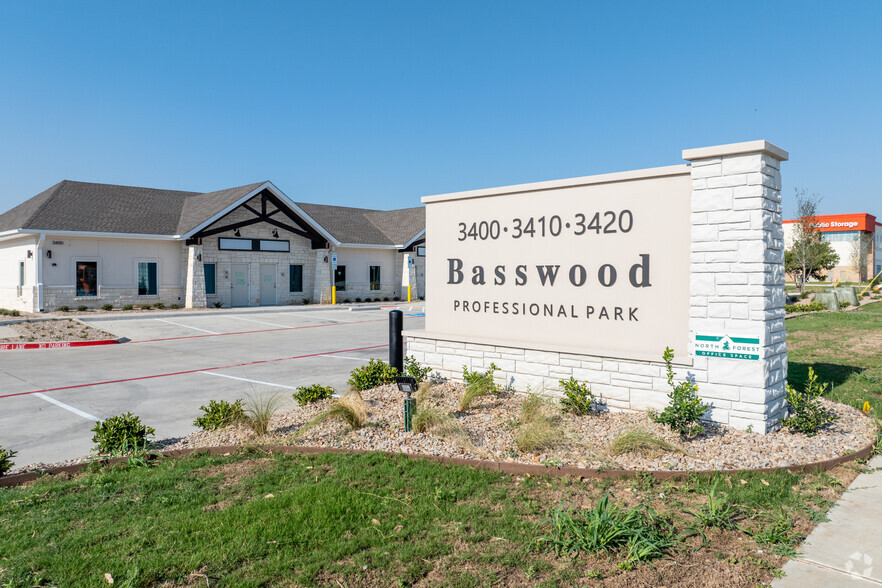 3400-3420 Basswood Blvd, Fort Worth, TX for lease - Building Photo - Image 1 of 18