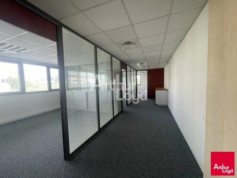 Office in Saint-Grégoire for lease - Interior Photo - Image 3 of 5
