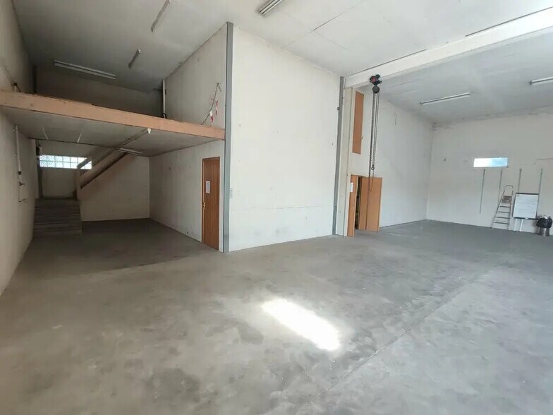 Flex in Bourgoin-Jallieu for lease - Interior Photo - Image 3 of 9