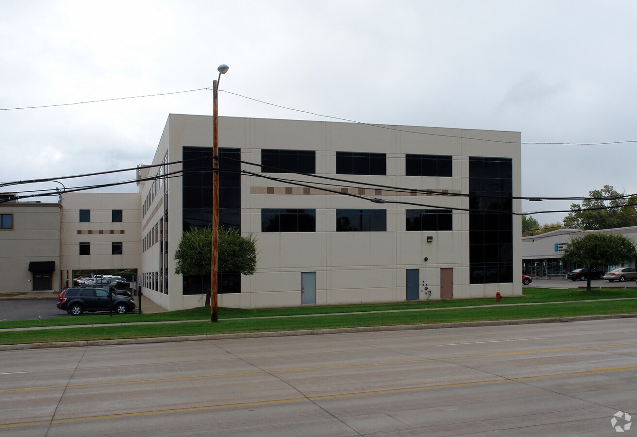 28800 Ryan Rd, Warren, MI 48092