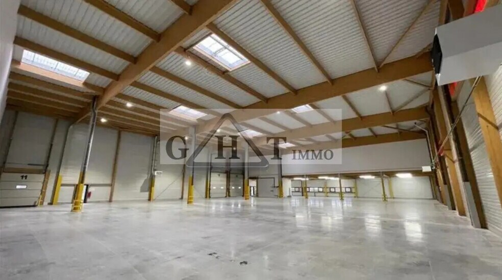 Industrial in Brie-Comte-Robert for lease - Interior Photo - Image 1 of 7
