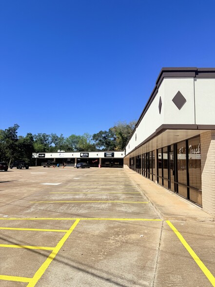 716 W Plantation Dr, Clute, TX for lease - Building Photo - Image 2 of 6