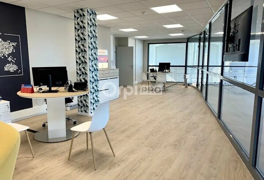 Retail in Uzein for lease - Interior Photo - Image 1 of 2