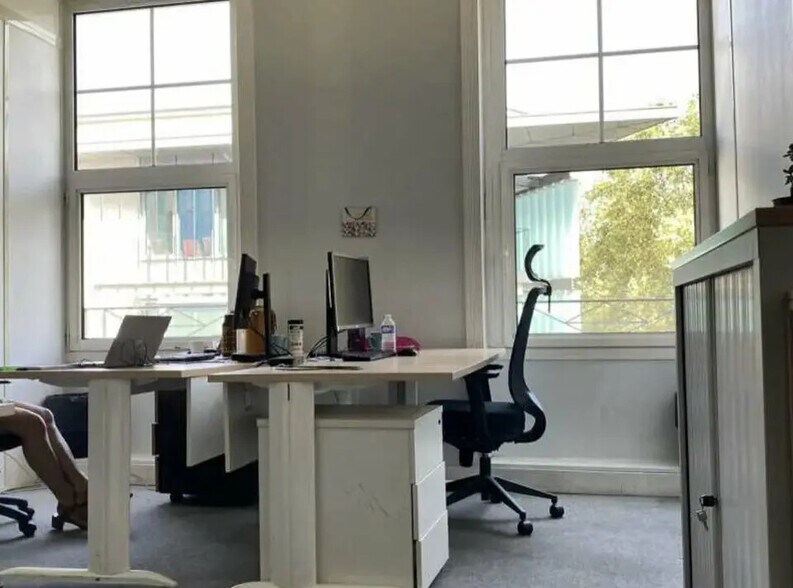 Office in Lyon for lease - Interior Photo - Image 3 of 14