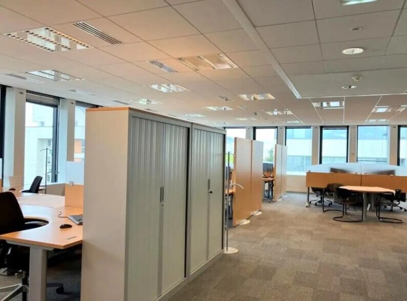 Flex in Montigny-le-Bretonneux for lease - Interior Photo - Image 3 of 7