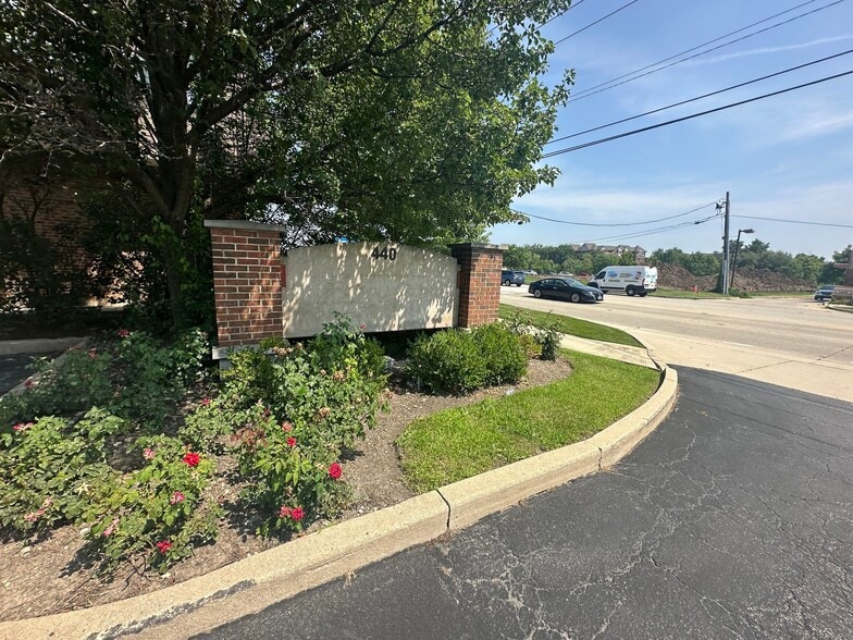 440-442 Milwaukee Ave, Lincolnshire, IL for lease - Building Photo - Image 3 of 13